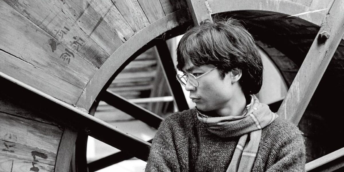 تُفتح رسالة، أمضغُ ظلاماً